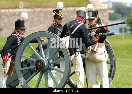 Photo de la siège de Fort Érié, guerre de 1812, une reconstitution de la bataille de l'équipage d'artillerie américaine prépare leur canon. Banque D'Images