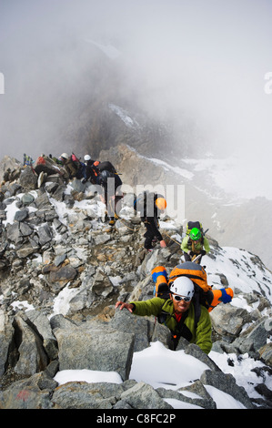 Les grimpeurs sur les pentes inférieures du Mont Blanc, Chamonix, Alpes, France Banque D'Images