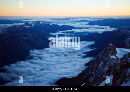 Mer de nuages au-dessous de téléphérique de l'Aiguille du Midi, Mont Blanc, Chamonix, Alpes, France Banque D'Images