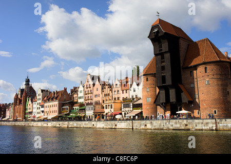 Ville de Gdansk Vieille ville front de mer le long de la rivière Motlawa en Pologne, sur le côté droit de l'image La Grue (Polonais : Zuraw) Banque D'Images