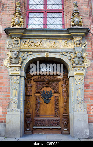 Richement décorée porte antique sur un appartement historique maison avec motifs marins dans la vieille ville de Gdansk, Pologne Banque D'Images