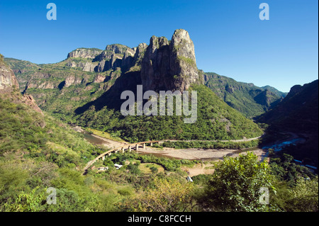 El Chepe voyage à travers la Barranca del Cobre (Canyon du Cuivre, dans l'état de Chihuahua, Mexique Banque D'Images