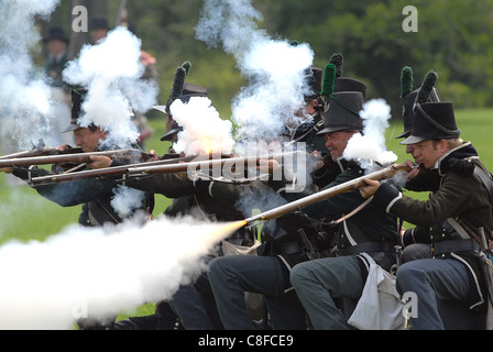 Photo de la siège de Fort Érié, reconstitution Samedi, Août 9/2008 une bataille de la guerre de 1812, les soldats britanniques le feu sur l'Ame Banque D'Images