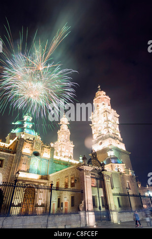 Feu d'artifice sur la cathédrale, Morelia, UNESCO World Heritage Site, state, Mexico Banque D'Images