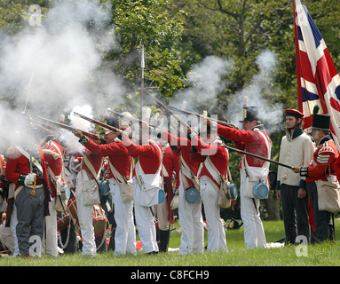 Photo de la siège de Fort Érié, reconstitution Samedi, Août 9/2008 une bataille de la guerre de 1812, des soldats britanniques fire une volée. Banque D'Images