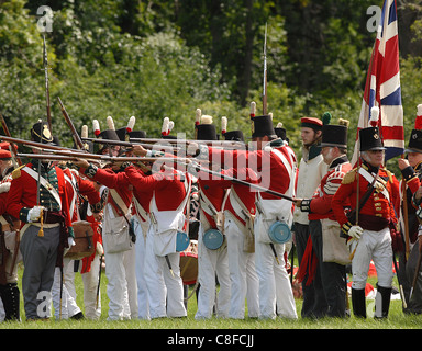 Photo de la siège de Fort Érié, reconstitution Samedi, Août 9/2008 une bataille de la guerre de 1812, les troupes britanniques se préparent à un incendie. Banque D'Images