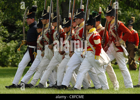 Photo de la siège de Fort Érié, reconstitution Samedi, Août 9/2008 une bataille de la guerre de 1812, des soldats britanniques à l'avance. Banque D'Images