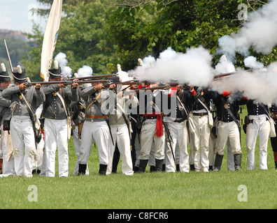 Photo de la siège de Fort Érié, reconstitution Samedi, Août 9/2008 une bataille de la guerre de 1812, les Américains le feu sur les Britanniques. Banque D'Images