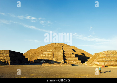 Les touristes à la Pyramide de la lune à Teotihuacan, UNESCO World Heritage Site, Valle de Mexico, Mexique Banque D'Images