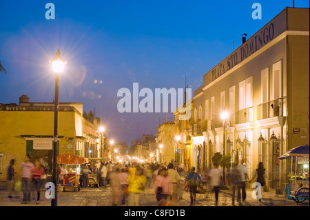 Scène de rue la nuit, Oaxaca, État de Oaxaca, Mexique Banque D'Images