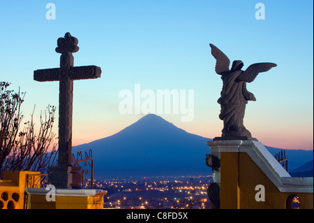 Santuario de Nuestra Señora de los Remedios et Volcan de Popocatepetl, 5452m, Cholula, Puebla, Mexique Amérique du Nord de l'état Banque D'Images