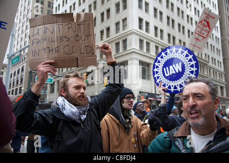 Detroit, Michigan - Personnes rally à la Bank of America, exigeant un moratoire sur les saisies immobilières et des expulsions. Les manifestants étaient des membres de l'organisation des travailleurs de l'automobile et des militants de l'Occuper campement de Detroit. Banque D'Images