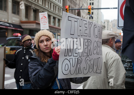 Detroit, Michigan - Personnes rally à la Bank of America, exigeant un moratoire sur les saisies immobilières et des expulsions. Les manifestants étaient des membres de l'organisation des travailleurs de l'automobile et des militants de l'Occuper campement de Detroit. Banque D'Images