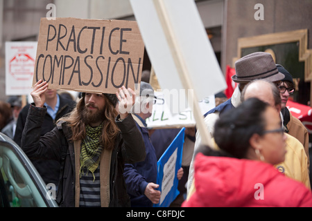 Detroit, Michigan - Personnes rally à la Bank of America, exigeant un moratoire sur les saisies immobilières et des expulsions. Les manifestants étaient des membres de l'organisation des travailleurs de l'automobile et des militants de l'Occuper campement de Detroit. Banque D'Images