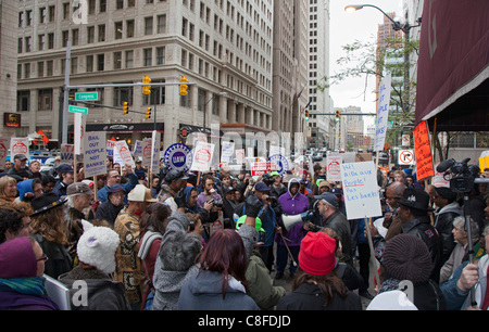 Detroit, Michigan - Personnes rally à la Bank of America, exigeant un moratoire sur les saisies immobilières et des expulsions. Les manifestants étaient des membres de l'organisation des travailleurs de l'automobile et des militants de l'Occuper campement de Detroit. Banque D'Images