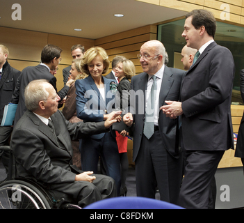 Photo de la réunion Ecofin des ministres des Finances de l'Union européenne étaient, de gauche à droite, Wolfgang Schauble, ministre des Finances, de l'Allemagne. Elena Salgado, Ministre des finances, de l'Espagne. Joaquin Almunia, Commissaire européen à la concurrence. George Osborne, chancelier de l'exc Banque D'Images