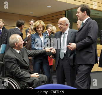 Photo de la réunion Ecofin des ministres des Finances de l'Union européenne étaient, de gauche à droite, Wolfgang Schauble, ministre des Finances, de l'Allemagne. Elena Salgado, Ministre des finances, de l'Espagne. Joaquin Almunia, Commissaire européen à la concurrence. George Osborne, chancelier de l'exc Banque D'Images