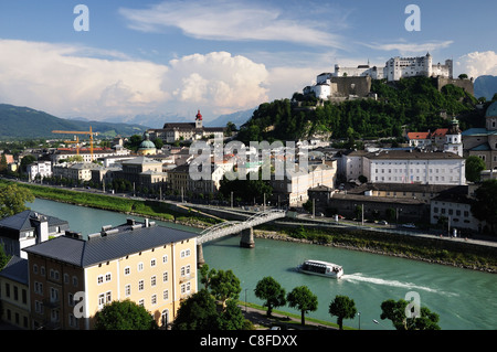 Vue sur la vieille ville et la forteresse de Hohensalzburg, vu à partir de la colline Kapuzinerberg, Salzbourg, Autriche Banque D'Images