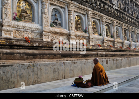 Monk, Temple de la Mahabodhi, UNESCO World Heritage Site, Bodh Gaya (Bodhgaya, District de Gaya, Bihar, Inde Banque D'Images