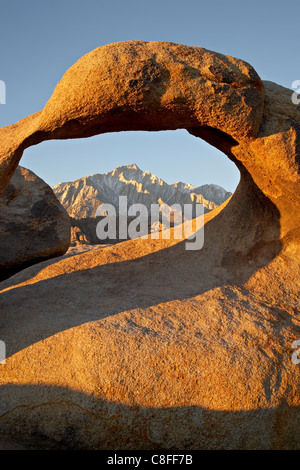 Passage de Mobius et de l'Est à la première lumière, Sierras Alabama Hills, Inyo National Forest, Californie, États-Unis d'Amérique Banque D'Images