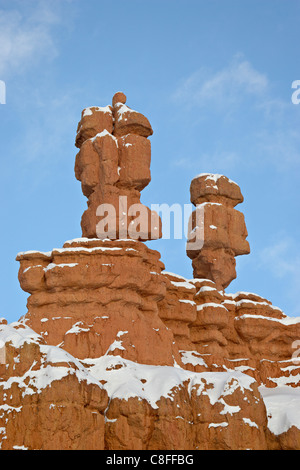 Piliers de Red Rock de neige fraîche, Red Canyon, Dixie National Forest, Utah, États-Unis d'Amérique Banque D'Images