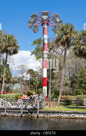 Les clients du parc sur le pont à côté de Leuchtturm Ride à Silver Springs Attractions touristiques dans la région de Ocala en Floride Banque D'Images