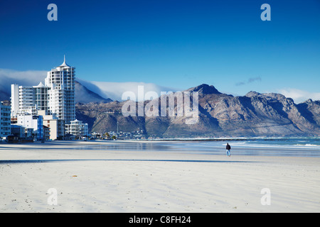 Man Walking on beach, Strand, Western Cape, Afrique du Sud Banque D'Images