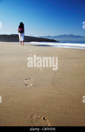 Woman walking on Beach, Cape Town, Western Cape, Afrique du Sud Banque D'Images