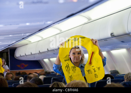 Southwest Airlines flight attendant indique à passagers sur l'utilisation de la flottaison à Orlando, Floride Banque D'Images