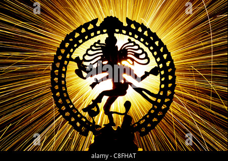 Seigneur dansant Shiva Nataraja, statue, en face de l'artifice d'étincelles. Silhouette Banque D'Images