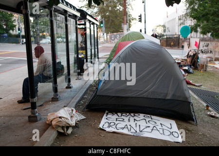 Camp de protestataires au Los Angeles City hall en solidarité avec Occupy Wall Street. Banque D'Images