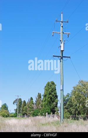 Pôle de puissance avec transformateur 11,000 volts à 240 volts Banque D'Images