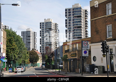 Les bâtiments de grande hauteur sur Wyndham & Comber, conseiller immobilier Street, Camberwell, London Borough of Southwark, Londres, Angleterre, Royaume-Uni Banque D'Images