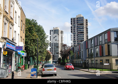 Les bâtiments de grande hauteur sur Wyndham & Comber, conseiller immobilier Street, Camberwell, London Borough of Southwark, Londres, Angleterre, Royaume-Uni Banque D'Images