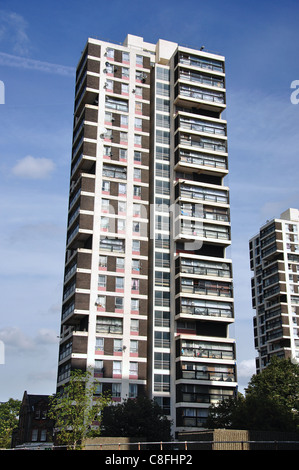 Les bâtiments de grande hauteur sur Wyndham & Estate Comber, Camberwell, London Borough of Southwark, Londres, Angleterre, Royaume-Uni Banque D'Images