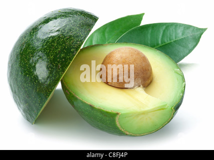 Avacados mûrs avec des feuilles sur un fond blanc. Banque D'Images