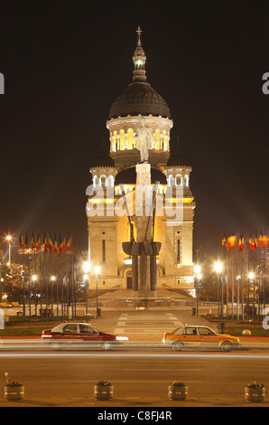Nuit image d'Avram Iancu square à Cluj Napoca, Roumanie. Banque D'Images