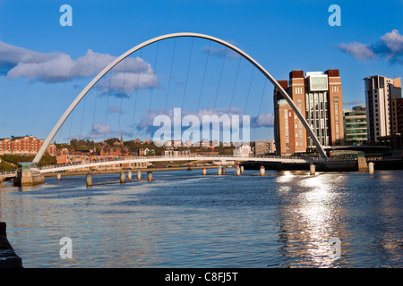 Gateshead Millennium Bridge sur la rivière Tyne, repris de la Newcastle Quayside. Banque D'Images