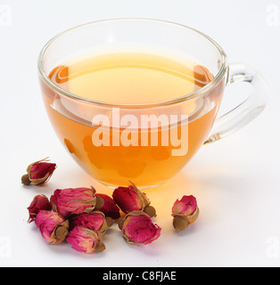 Tasse de thé et le thé roses isolé sur un fond blanc. Banque D'Images