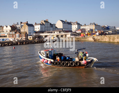 Petit bateau de pêche entrant dans le port, Bridlington, Yorkshire, Angleterre Banque D'Images