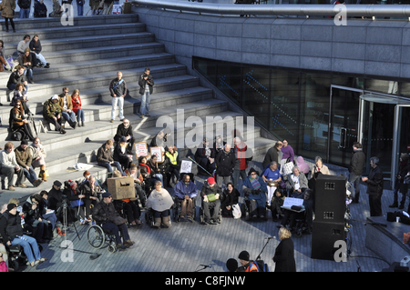 London, UK, 22/10/2011. Les personnes handicapées et leurs partisans à l'extérieur de l'Hôtel de ville de Londres UK qui fréquentent le plus touché rassemblement contre les coupures du gouvernement à des prestations d'invalidité et de services. Le projet de loi de réforme de l'aide sociale a fait l'objet de nombreuses critiques de groupes de personnes handicapées. Banque D'Images