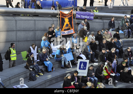 London, UK, 22/10/2011. Les personnes handicapées et leurs partisans à l'extérieur de l'Hôtel de ville de Londres UK qui fréquentent le plus touché rassemblement contre les coupures du gouvernement à des prestations d'invalidité et de services. Le projet de loi de réforme de l'aide sociale a fait l'objet de nombreuses critiques de groupes de personnes handicapées. Banque D'Images