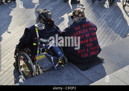 London, UK, 22/10/2011. Les personnes handicapées et leurs partisans à l'extérieur de l'Hôtel de ville de Londres UK qui fréquentent le plus touché rassemblement contre les coupures du gouvernement à des prestations d'invalidité et de services. Le projet de loi de réforme de l'aide sociale a fait l'objet de nombreuses critiques de groupes de personnes handicapées. Banque D'Images