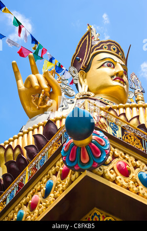 Golden Buddha sculpture dans le monastère tibétain plus de ciel bleu avec des drapeaux de prière. Focus on hand Banque D'Images