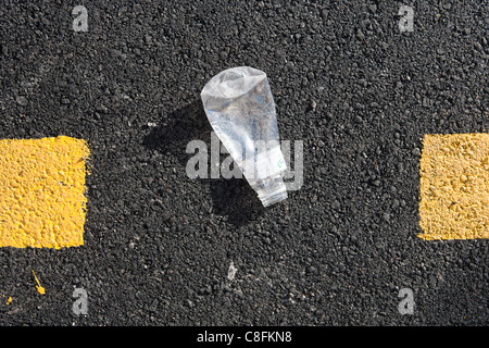 Bouteille en plastique d'ordures aplatie d'asphalte des rues rez-de-chaussée Banque D'Images