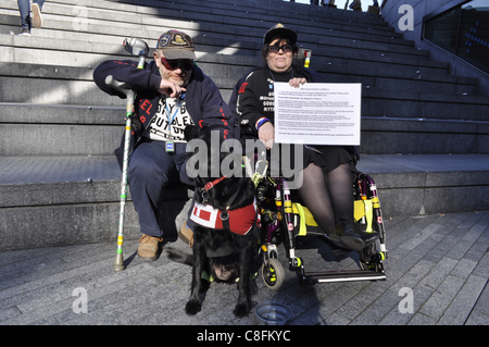 London, UK, 22/10/2011. Les personnes handicapées et leurs partisans à l'extérieur de l'Hôtel de ville de Londres UK qui fréquentent le plus touché rassemblement contre les coupures du gouvernement à des prestations d'invalidité et de services. Le projet de loi de réforme de l'aide sociale a fait l'objet de nombreuses critiques de groupes de personnes handicapées. Banque D'Images