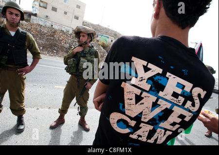 Al MASARA, TERRITOIRES PALESTINIENS OCCUPÉS - le 21 octobre : des militants palestiniens affronter des soldats israéliens pour protester contre la construction de la barrière de séparation israélienne près de Al-Masara, Cisjordanie. Banque D'Images