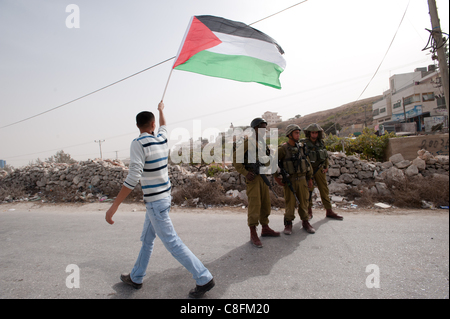 Al MASARA, TERRITOIRES PALESTINIENS OCCUPÉS - le 21 octobre : des militants palestiniens affronter des soldats israéliens pour protester contre la construction de la barrière de séparation israélienne près de Al-Masara, Cisjordanie. Banque D'Images