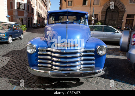 Voiture classique vieille camionnette Chevrolet 1950 'garé dans le Trastevere Rome Italie Banque D'Images