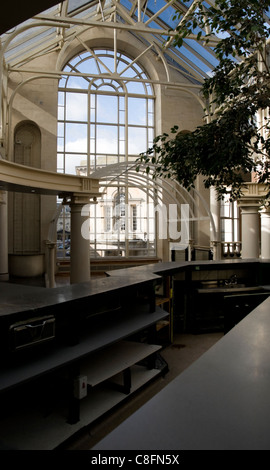 L'intérieur du centre de podium avant qu'il devienne Waitrose Baignoire England UK Somerset Banque D'Images